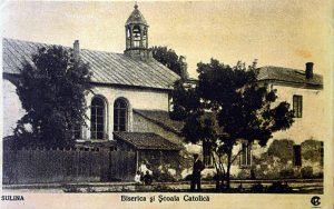 1 – Biserica și școala catolică, sfârșitul secolului al XIX-lea (Colecția Liviu Simioncencu)