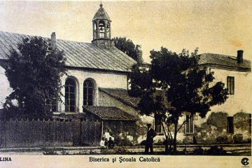 1 – Biserica și școala catolică, sfârșitul secolului al XIX-lea (Colecția Liviu Simioncencu)