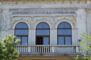 11 – Basoreliefurile ancadramentelor ferestrelor de la etajul fațadei principale, 2023 (Arhiva INP)