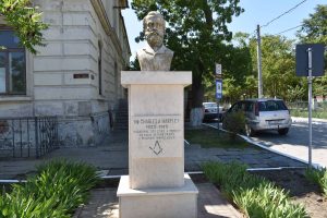 12 – Bustul inginerului britanic Charles A. Hartley, coordonatorul lucrărilor CED, 2023 (Arhiva INP)