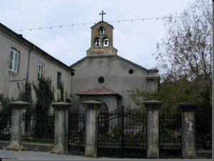 2 – Fosta școală și biserica catolică, 2005 (Arhiva ICEM Tulcea)
