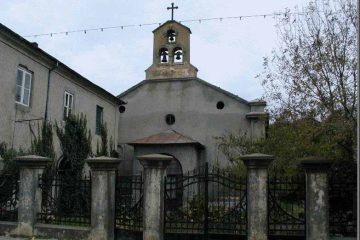 2 – Fosta școală și biserica catolică, 2005 (Arhiva ICEM Tulcea)