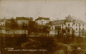 2 – Strada Paul Stătescu: Fostul Consulat Austriac, Sediul Băncii Naționale a României și Casa Calafeteanu, 1929 (europeana.eu – Asen Gh. Atanasof, Tulcea, Editura Librăriei Școalelor)