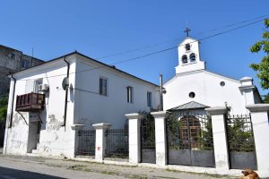 3 – Fosta școală și biserica catolică, 2023 (Arhiva INP)