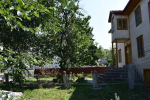 5 – Pietre funerare în curtea geamiei, 2023 (Arhiva INP)5 – Pietre funerare în curtea geamiei, 2023 (Arhiva INP)